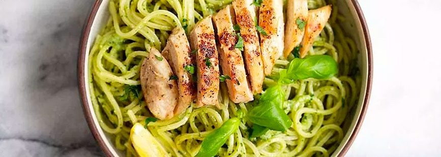 spaghetti-con-salsa-pesto-y-pollo